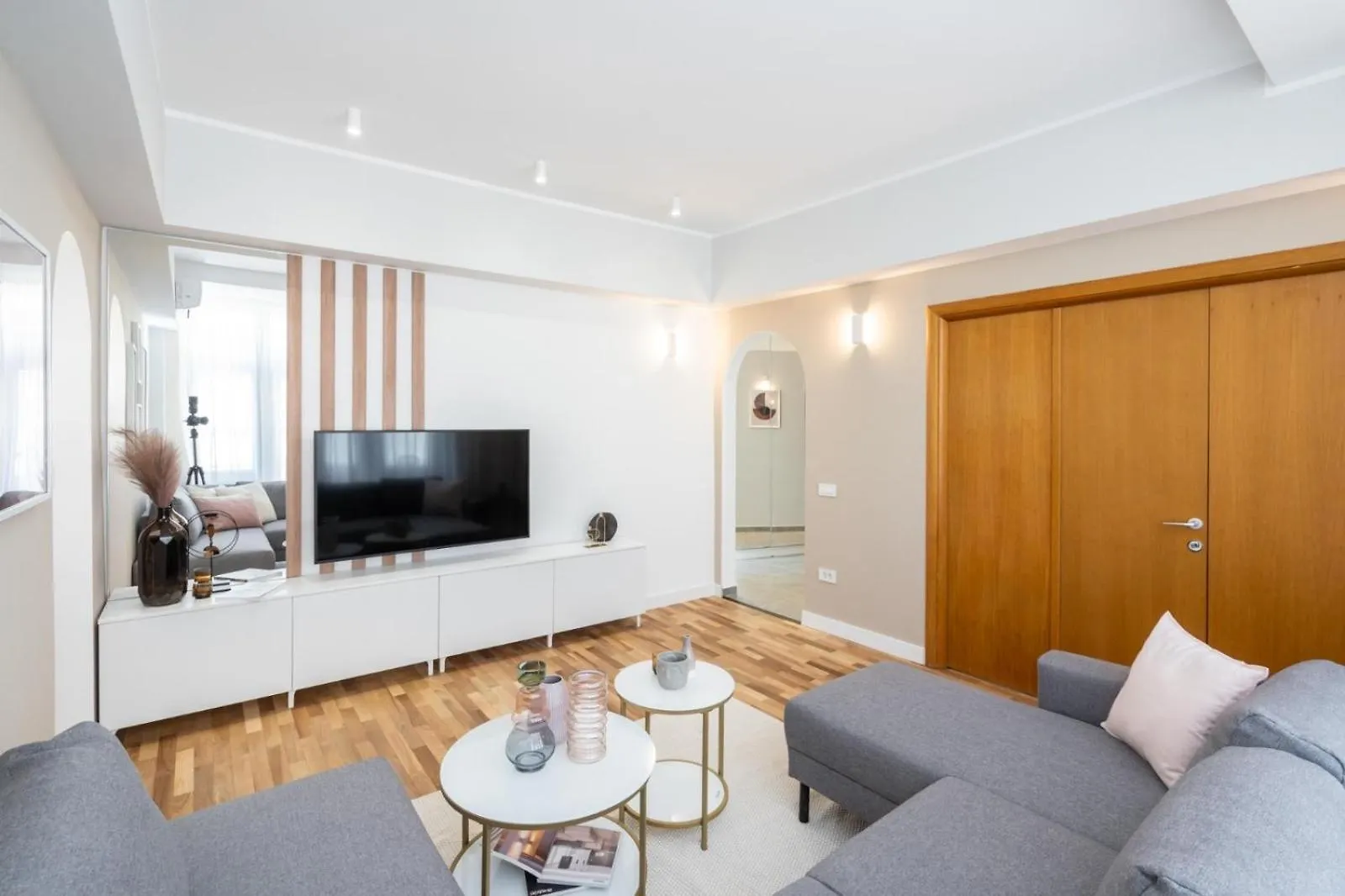 Old Town Bucharest, Lovely 2 Bedrooms Apartment  Bukarest